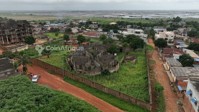 Grand Terrain Clôturé de 7646 m² - Idéal pour Projets Porteurs