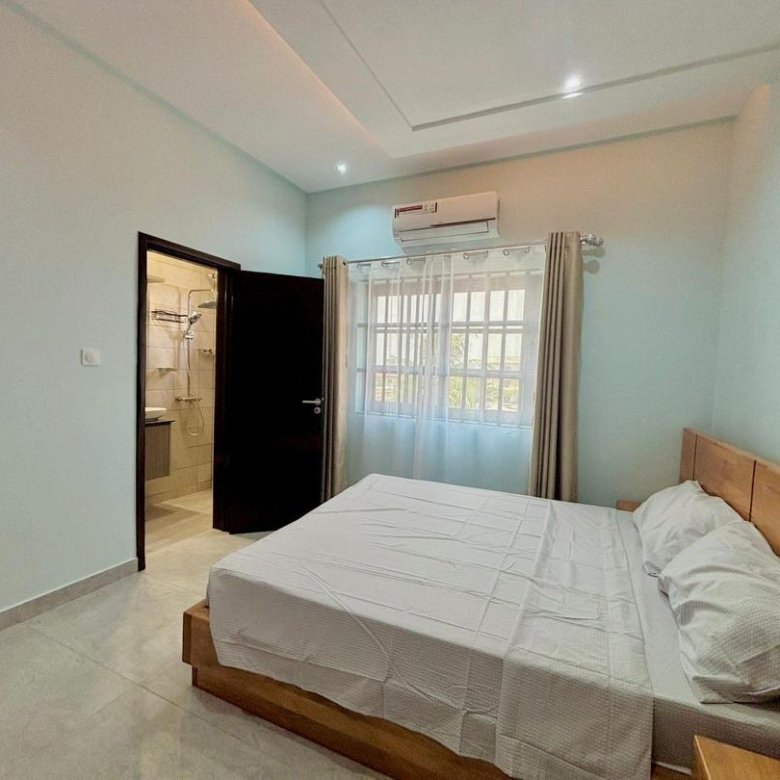 Villa meublée en duplex haut standing avec terrasse et climatisation à proximité de la mer