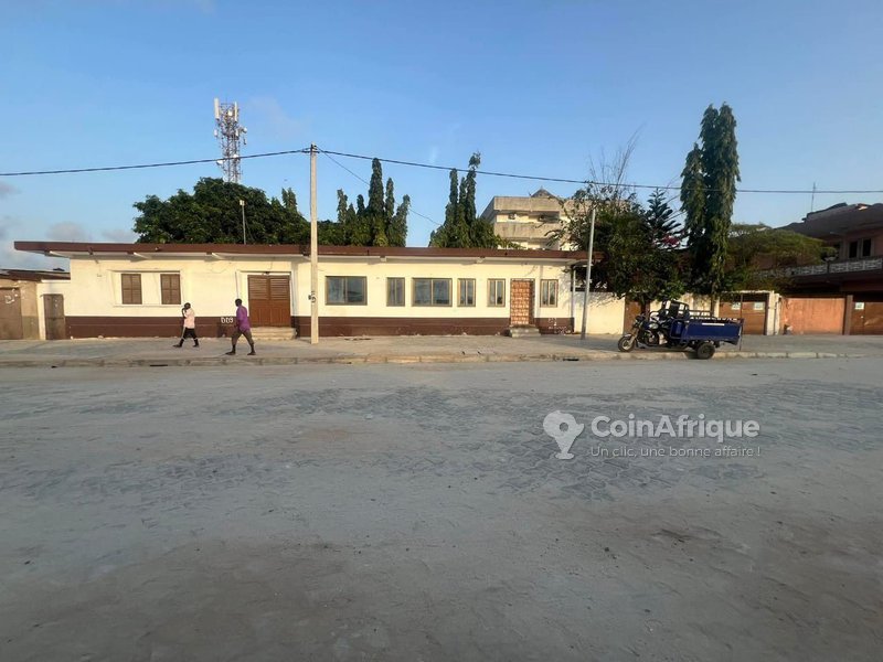 Terrain exceptionnel de 948 m² avec titre foncier personnel en bordure de pavé neuf
