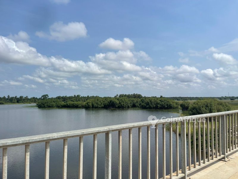 Terrain résidentiel viabilisé avec accès à deux voies et environnement sécurisé