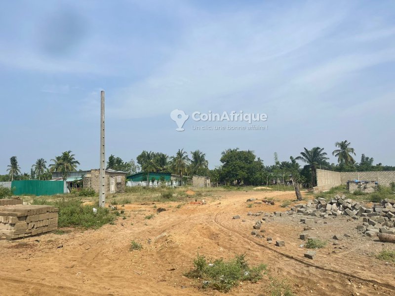 Terrain résidentiel viabilisé avec accès à deux voies et environnement sécurisé