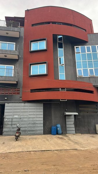 Immeuble locatif R+3 avec 18 pièces et titre foncier personnel