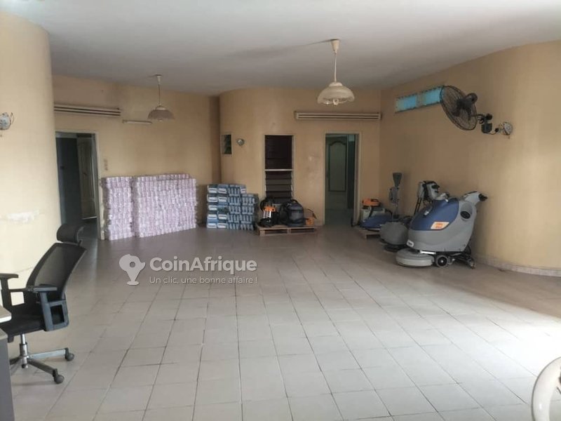 Immeuble spacieux de 10 pièces avec titre foncier et accès notarié