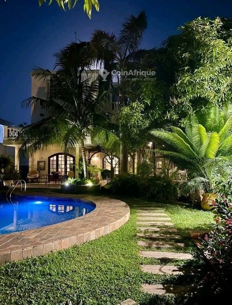 Villa luxueuse de 5 pièces avec piscine et jardin meublé