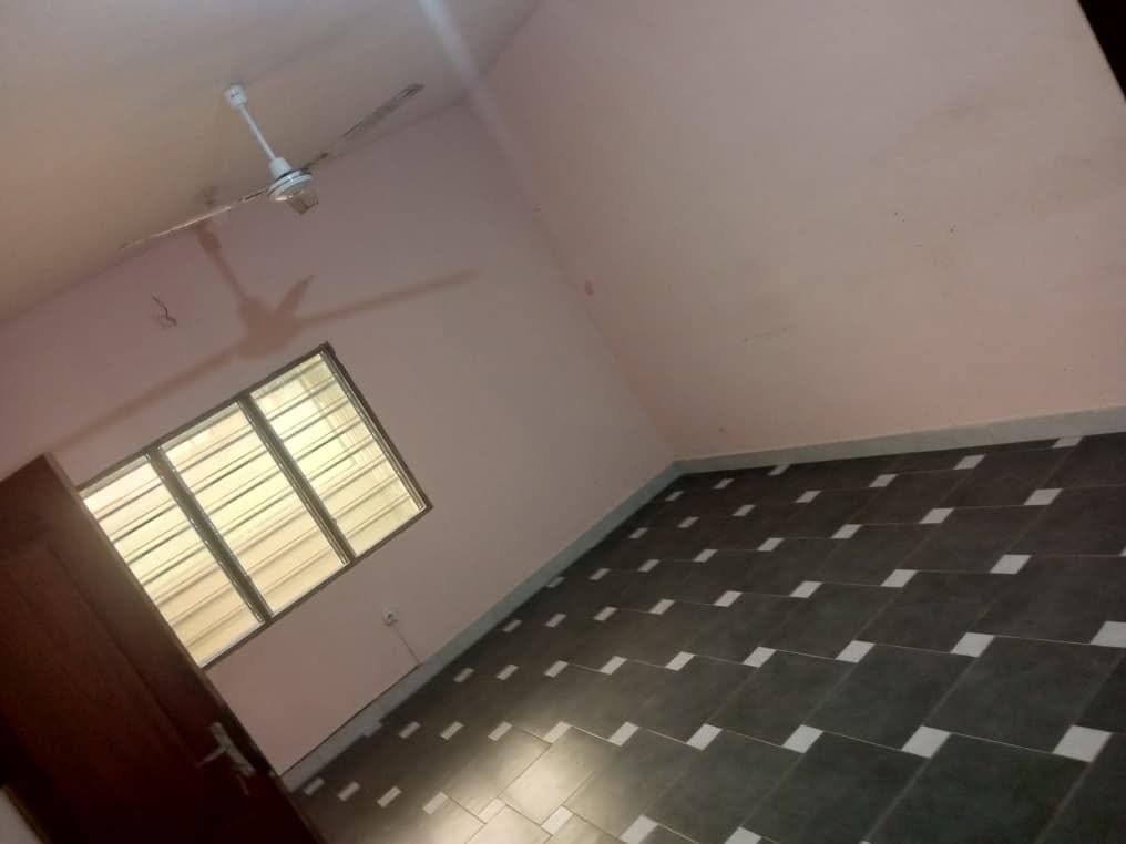 Appartement 2 pièces avec placards intégrés et arrière-cour spacieuse