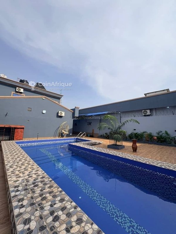 Villa luxueuse de 5 pièces avec piscine et espaces multiples