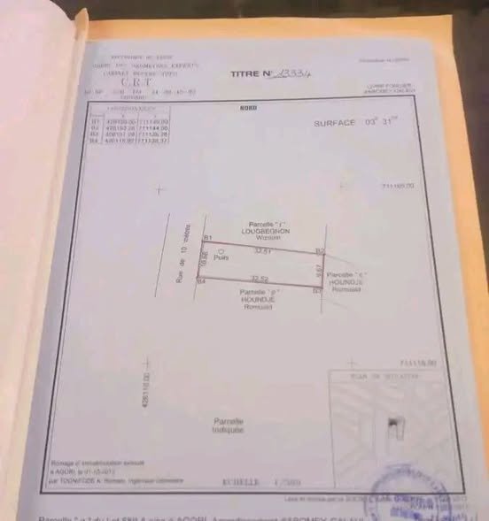 Terrain clôturé de 331 m² avec titre foncier personnel – Proximité carrefour et pavés