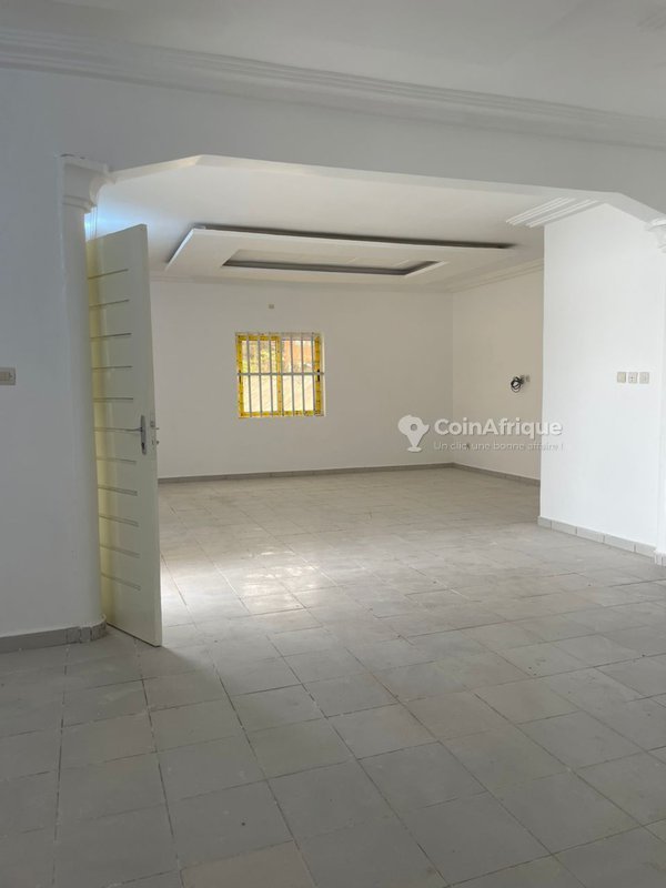 Villa luxueuse de 4 chambres avec climatisation prévue et grand espace extérieur