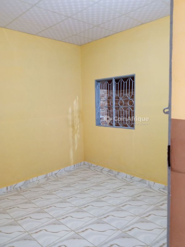 Villa de 2 pièces avec salon spacieux et sanitaires modernes
