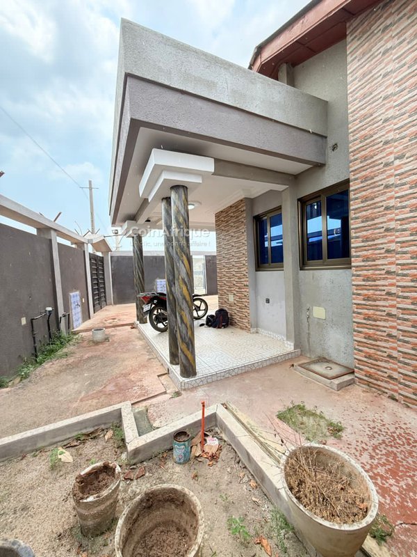 Villa de 3 pièces avec climatisation, terrasse et garage spacieux