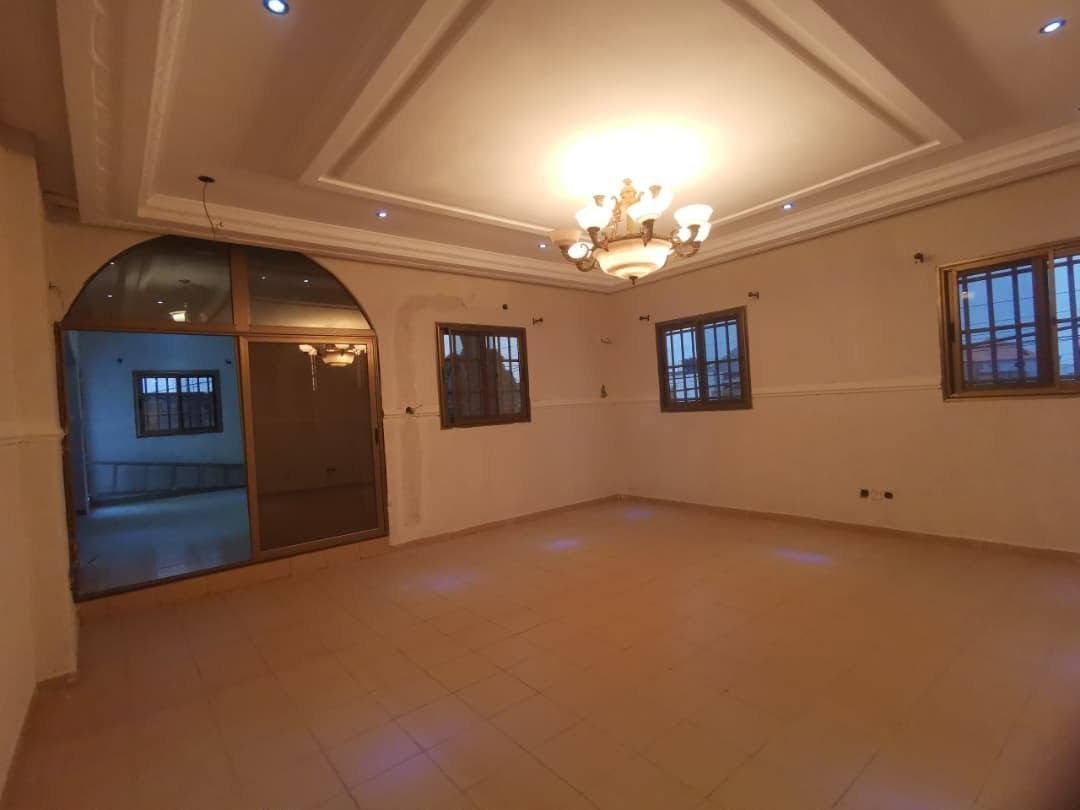 Villa spacieuse de 6 pièces avec jardin et garage privé