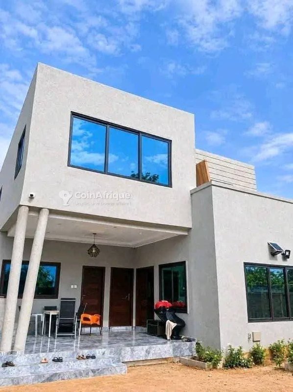 Villa luxueuse de 7 pièces avec titre foncier personnel et système solaire intégré