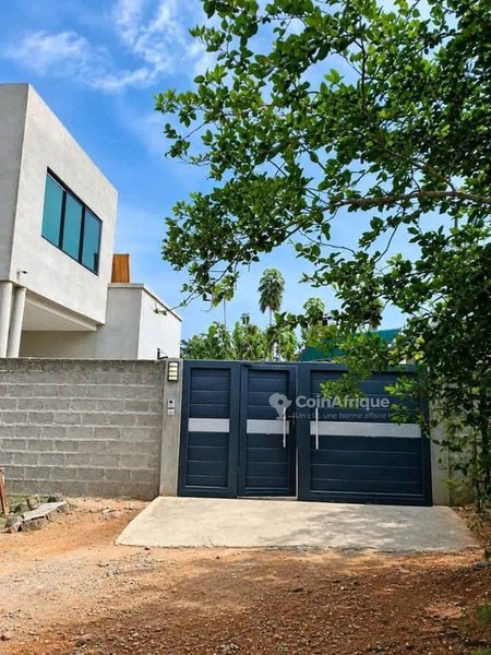 Villa luxueuse de 7 pièces avec titre foncier personnel et système solaire intégré