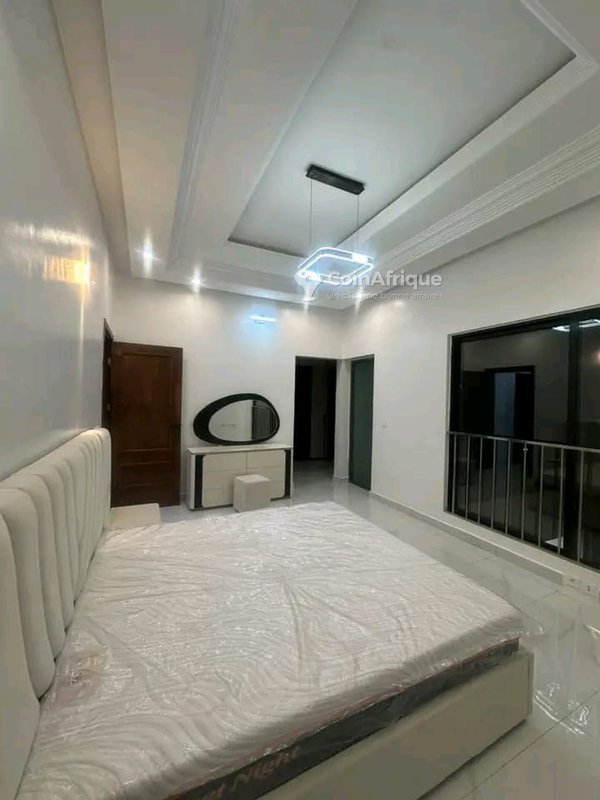 Villa luxueuse de 5 pièces avec piscine et terrasse spacieuse