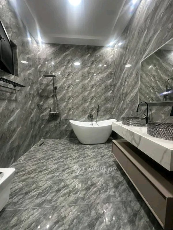 Villa luxueuse de 5 pièces avec piscine et terrasse spacieuse