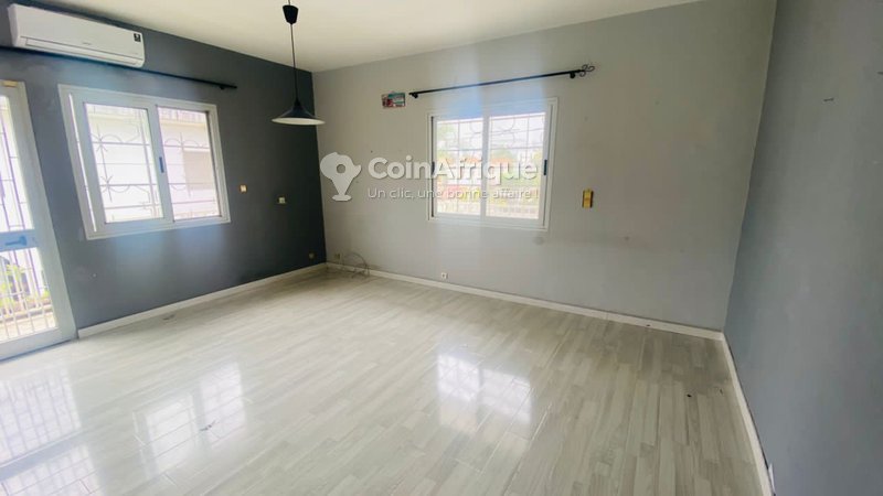 Villa luxueuse de 7 pièces avec piscine privée et titre foncier personnel