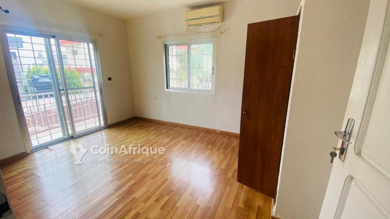 Villa luxueuse de 7 pièces avec piscine privée et titre foncier personnel