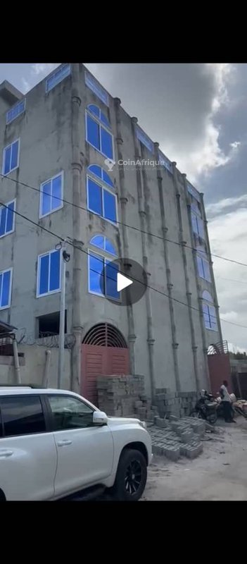 Immeuble R+3 en cours de finition avec titre foncier personnel et accès direct au goudron