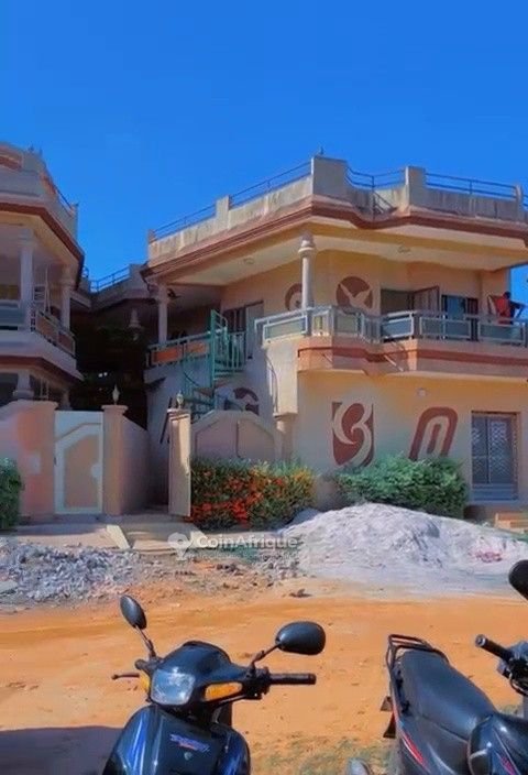 Villa spacieuse de 10 pièces avec boutiques et garage en angle de rue
