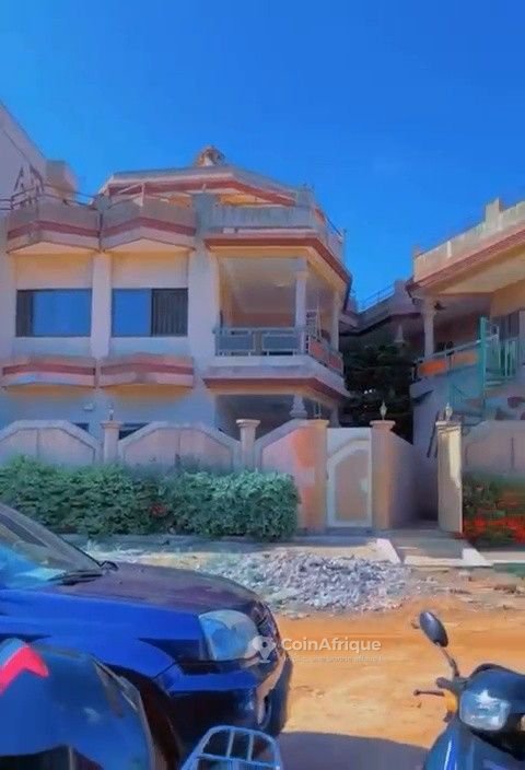 Villa spacieuse de 10 pièces avec boutiques et garage en angle de rue