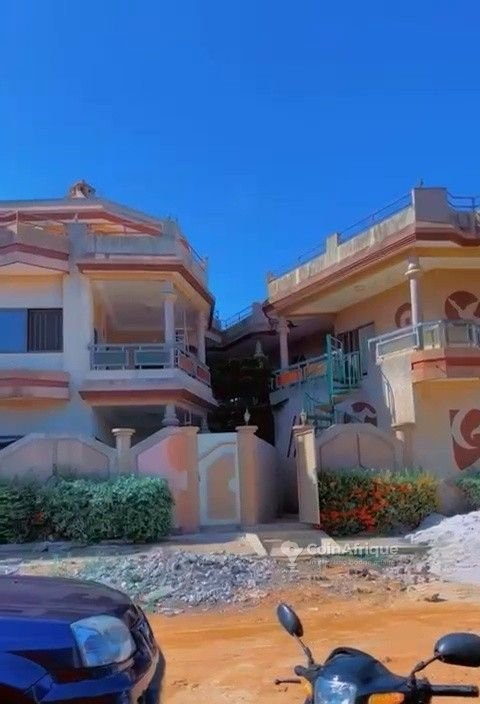 Villa spacieuse de 10 pièces avec boutiques et garage en angle de rue
