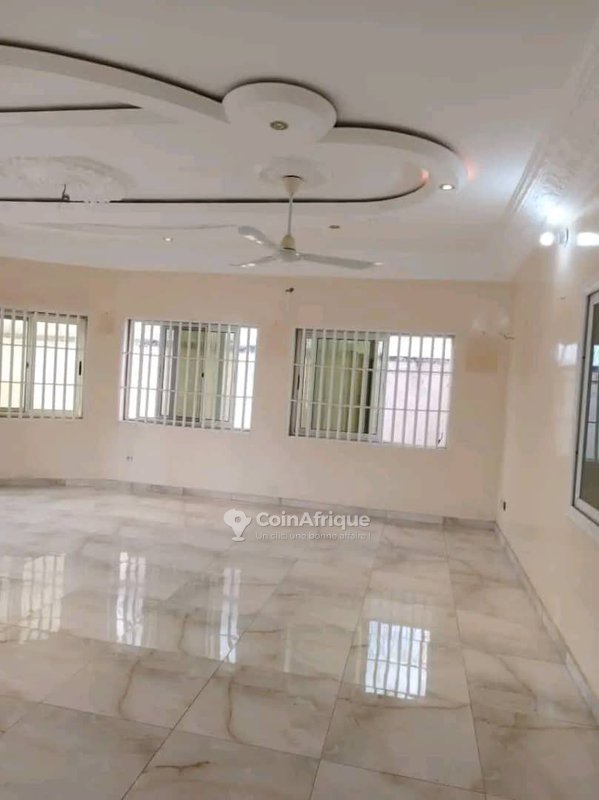 Villa luxueuse de 6 pièces avec salons staffés et vaste cour