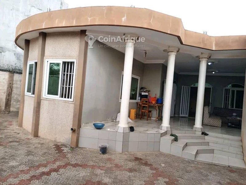 Villa luxueuse de 6 pièces avec salons staffés et vaste cour