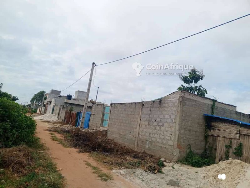 Terrain clôturé de 324 m² avec installations sanitaires et électriques