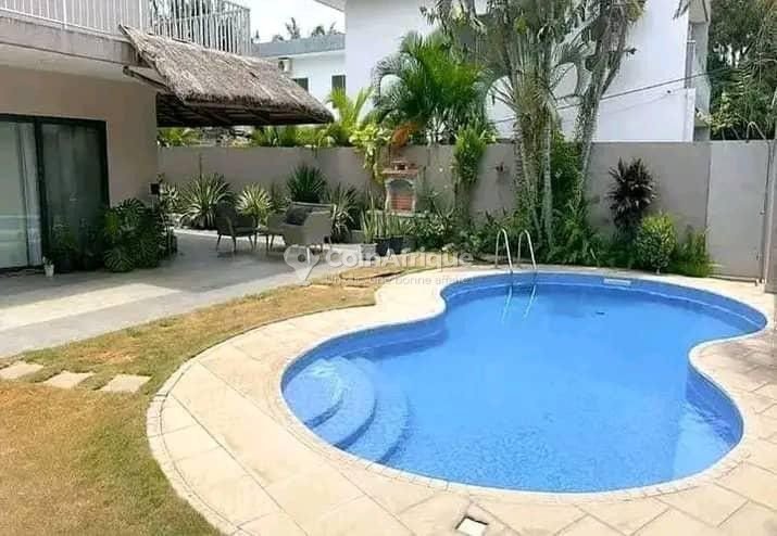 Villa luxueuse de 5 pièces avec piscine et jardin spacieux