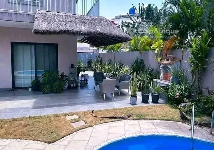 Villa luxueuse de 5 pièces avec piscine et jardin spacieux