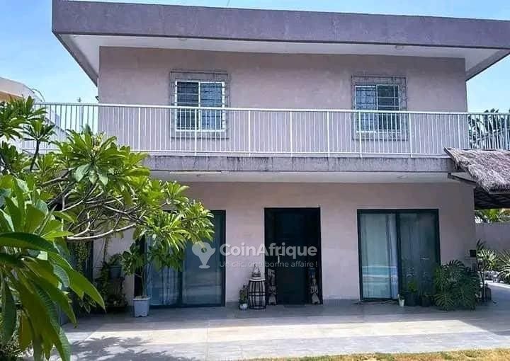 Villa luxueuse de 5 pièces avec piscine et jardin spacieux