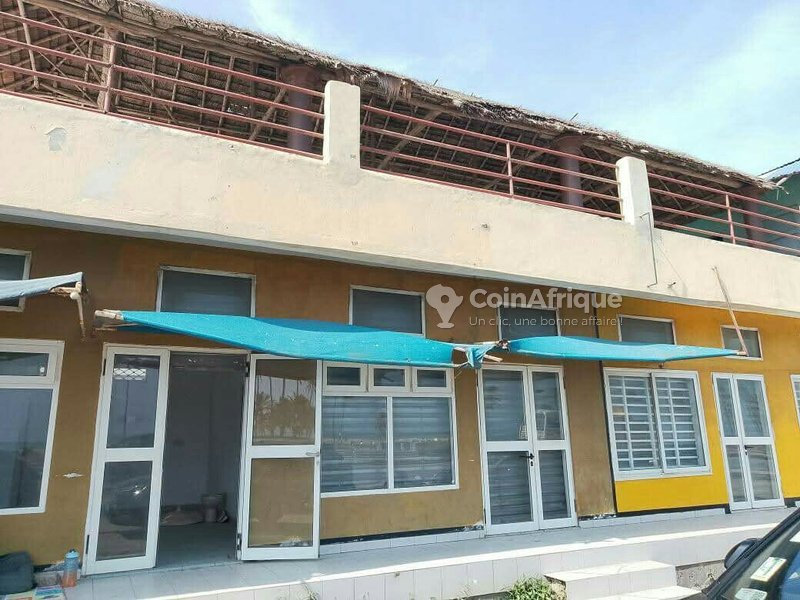 Magasin spacieux avec terrasse en bord de mer - Idéal pour activités commerciales