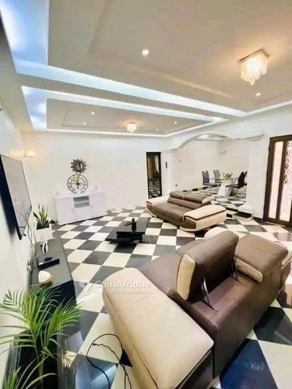 Villa luxueuse de 5 pièces avec piscine et jardin privatif