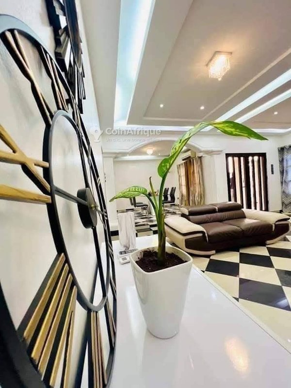 Villa luxueuse de 5 pièces avec piscine et jardin privatif