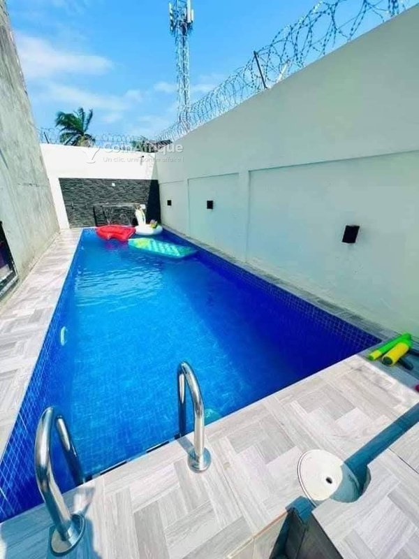 Villa luxueuse de 5 pièces avec piscine et jardin privatif