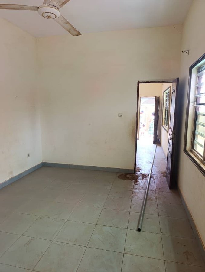 Maison d'une chambre avec compteur électrique autonome et accès véhicule spacieux