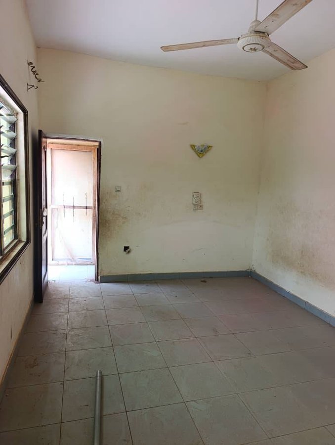 Maison d'une chambre avec compteur électrique autonome et accès véhicule spacieux