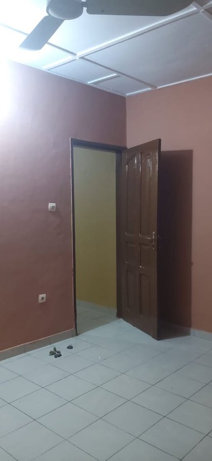 Appartement cosy d'une pièce avec cuisine séparée et équipements modernes