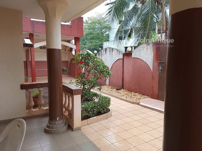 Villa luxueuse de 8 pièces avec fondation R+4 et espaces multiples