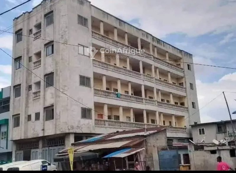 Immeuble locatif R+4 avec 20 appartements meublés, garage et hangar de stockage