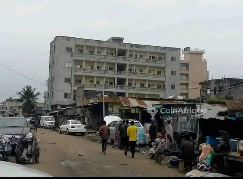 Immeuble locatif R+4 avec 20 appartements meublés, garage et hangar de stockage