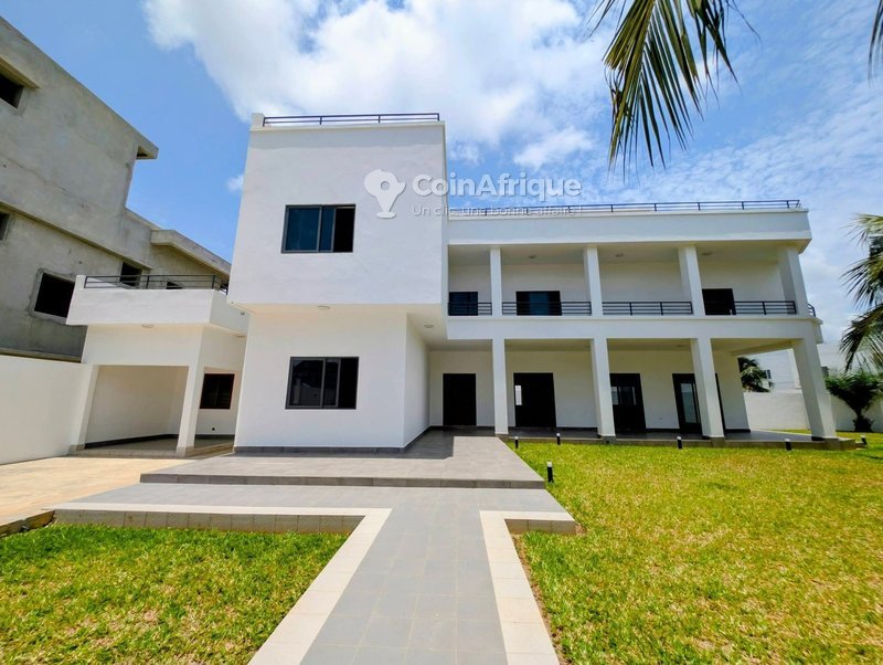 Villa luxueuse de 7 pièces avec grand jardin et garage spacieux