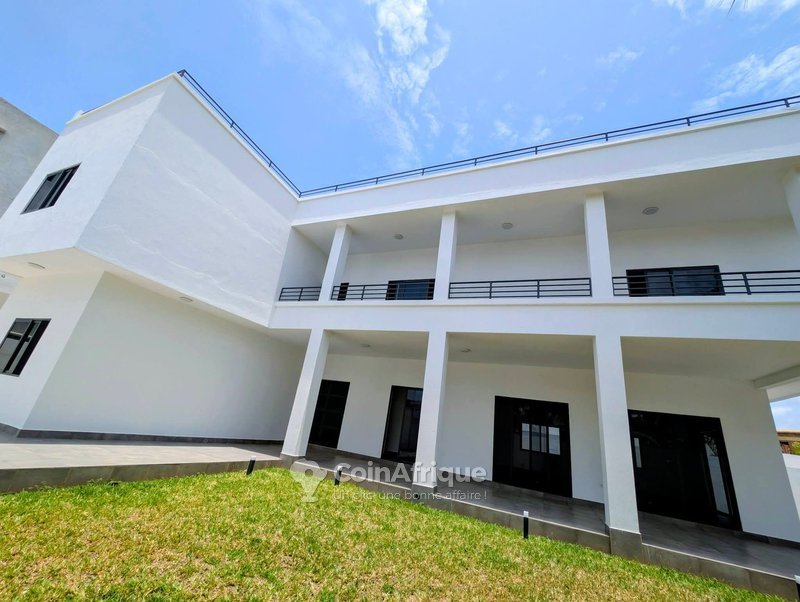 Villa luxueuse de 7 pièces avec grand jardin et garage spacieux