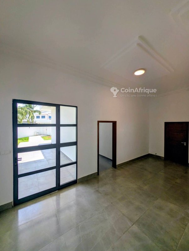 Villa luxueuse de 7 pièces avec grand jardin et garage spacieux