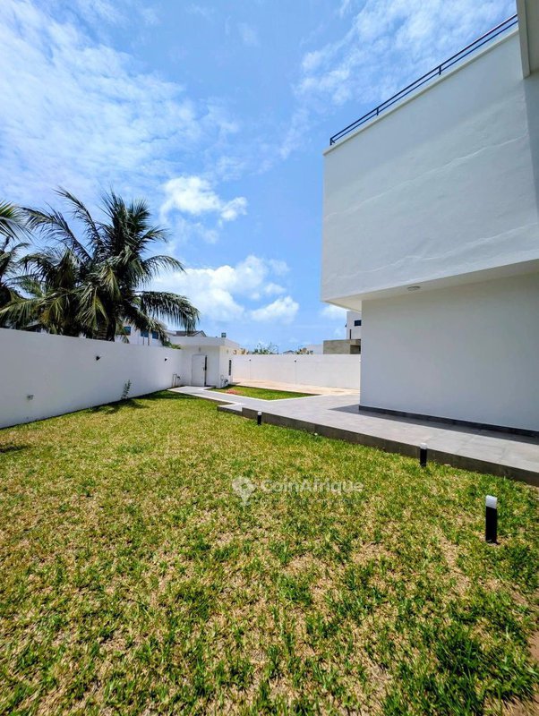 Villa luxueuse de 7 pièces avec grand jardin et garage spacieux