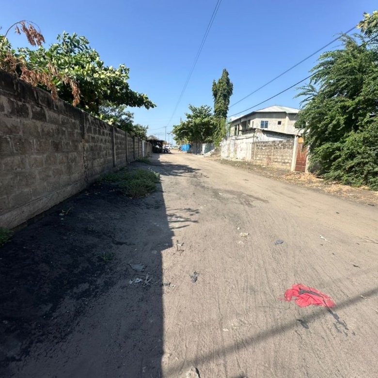 Terrain constructible avec titre foncier et parcelle clôturée - Idéal pour projet hôtelier ou résidentiel