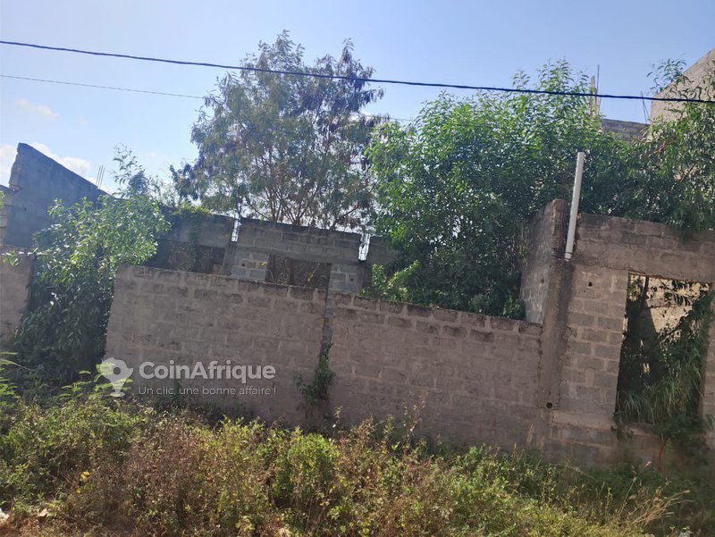 Maison inachevée avec boutique et fondation R+1 - 3 pièces