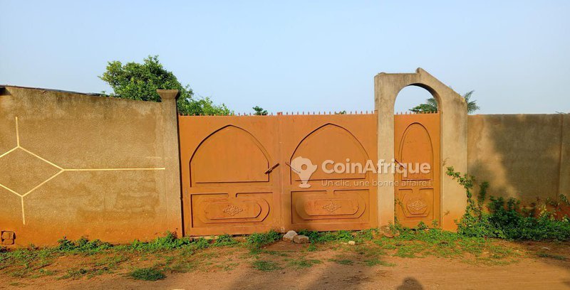 Terrain viabilisé de 1116m² avec titre foncier, clôture complète et infrastructures