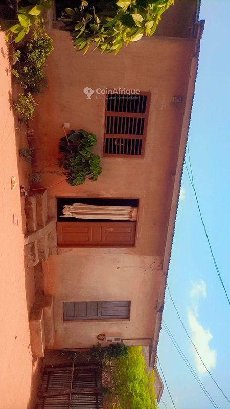 Maison locative de 4 pièces avec boutique et grand espace libre - Documents administratifs complets