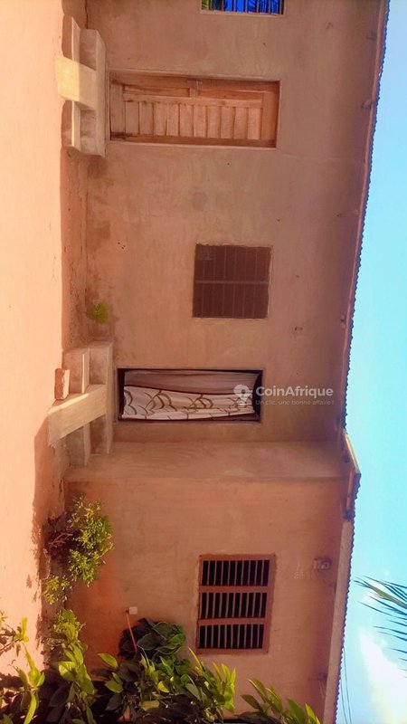 Maison locative de 4 pièces avec boutique et grand espace libre - Documents administratifs complets